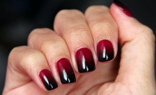 Маникюр на широкие ногти, черно-красный градиентный маникюр