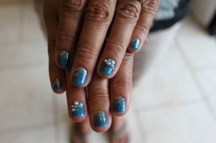 Дизайн ногтей жидкие камни, синий маникюр шеллак с камнями и блестками