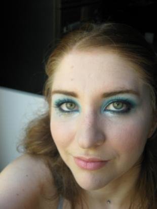 Яркий макияж для зеленых глаз, яркий макияж глаз с голубыми тенями