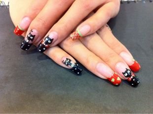 Красный дизайн ногтей, френч с черными кошками и сердечками