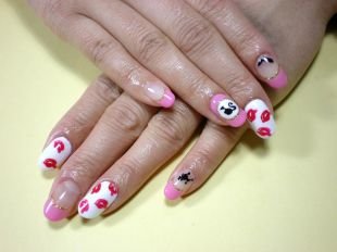 Нарощенные ногти, игривый розово-белый рисунок на ногтях средней длины