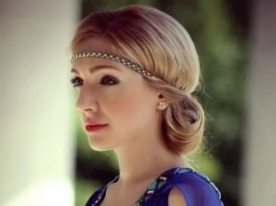 Прически на день рождения, элегантная греческая прическа на средние волосы